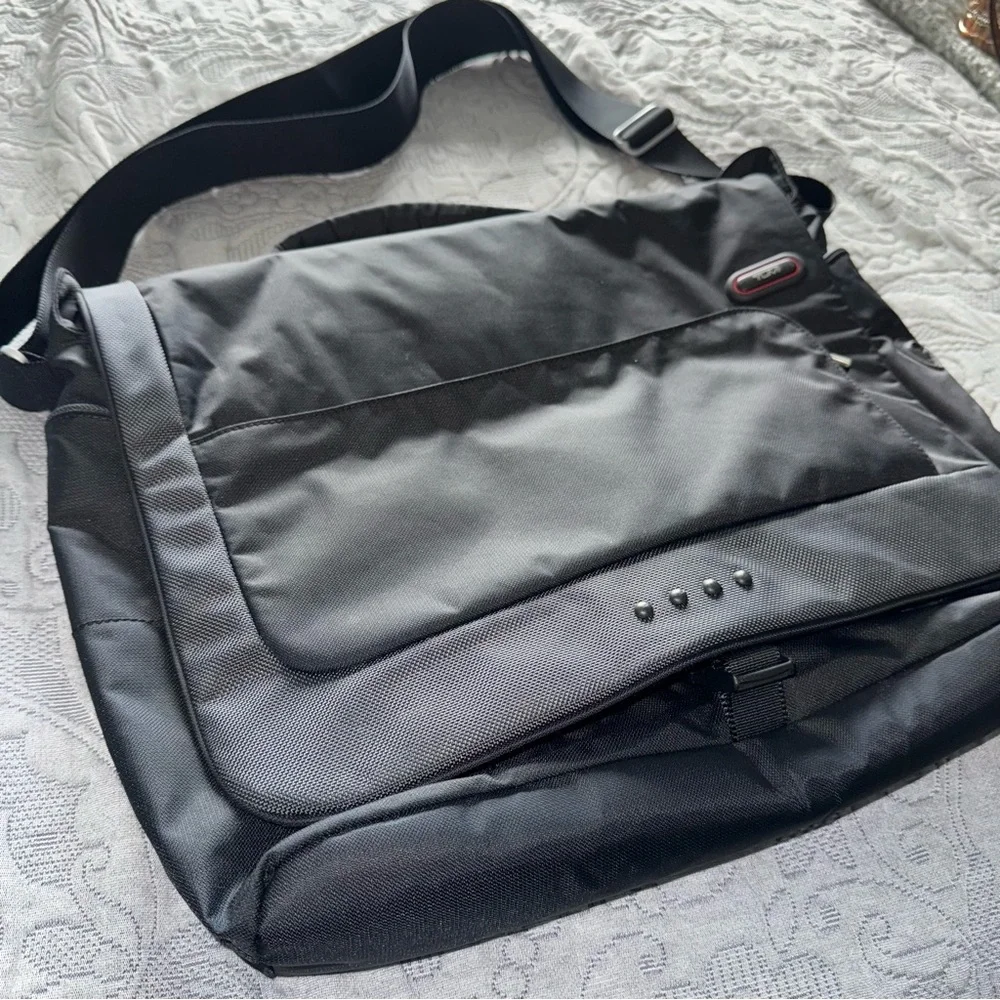 Tumi T-Tech Laptop Padded Messenger Shoulder Bag Black Travel Luggage Case Large